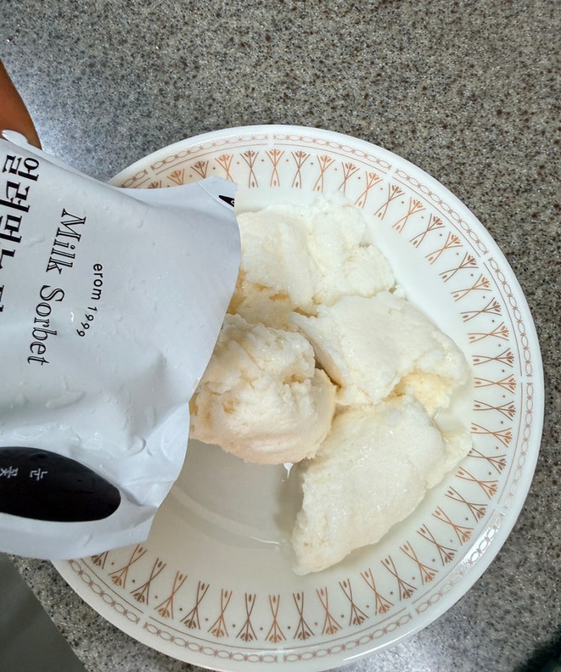 이롬 얼려먹는 밀크빙수 맛있게 먹는 법 더운여름 간식 빙수값 굳었어요 기계없이 집에서 만....