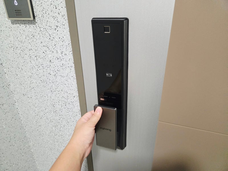 현관문 도어락 안열릴때, 도어락 고장일까? 9V 건전지로 여는법