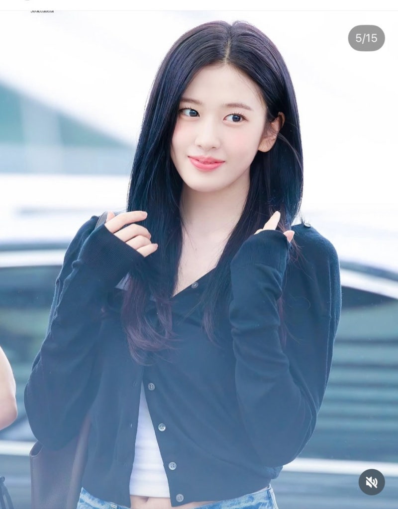 IVE's An Yu-jin's Airport Fashion Goes Viral: The Epitome of Innocent Early Autumn Cardigan Style