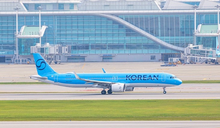 옷깃에 새겨진 '계급'…대한항공 유니폼 논란, 통합 앞두고 날아든 폭탄