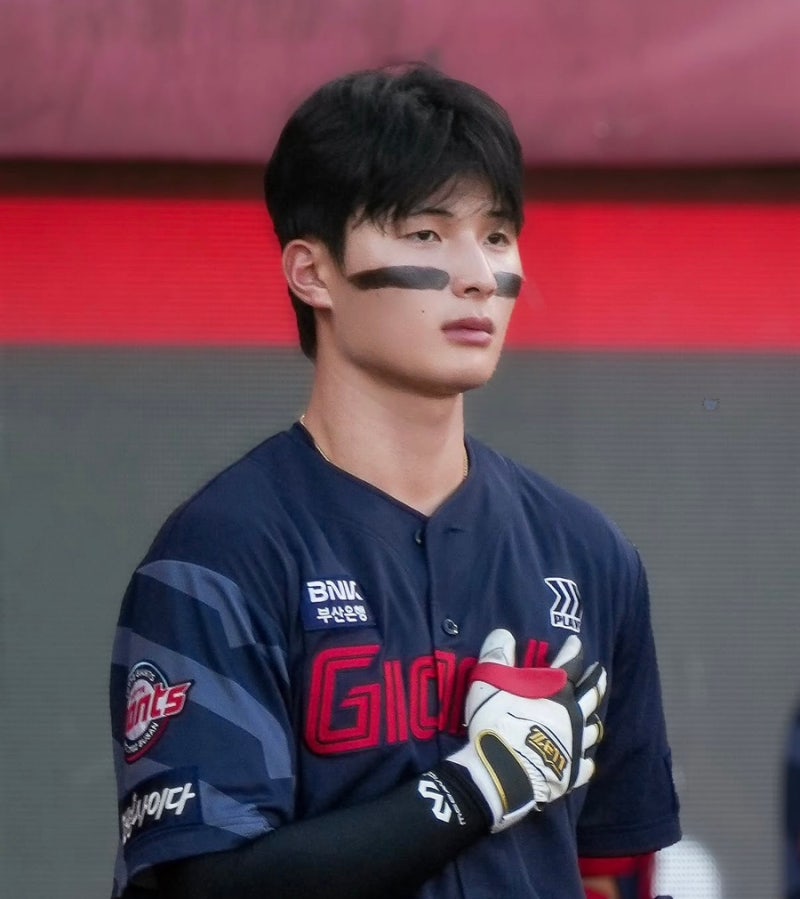 윤동희에게 대체 무슨 일이…‘타율 0.189→9번 타자→선발 제외→대타 삼진’, 롯데가 기다....