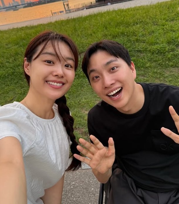 <b>송지은</b>, 남편 박위 KTX 낙상 사고 영상 논란에 <b>SNS 댓글</b> 창 <b>폐쇄</b> 조치