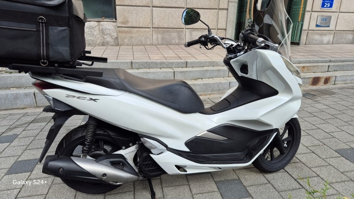 혼다 PCX125 중고 18년식 롱윈드스크린 리어박스 장착