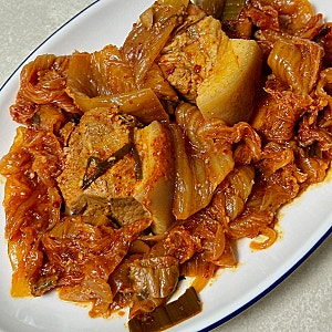 숭덩숭덩 김치찜/찌개에 완벽한 밀키돼지 통갈비, 통앞다리살