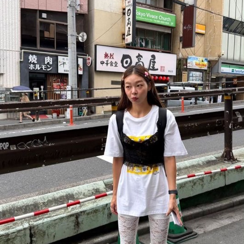 "이런 옷을 소화하네?"…송해나, 일본 거리서 화제 된 난해한 패션