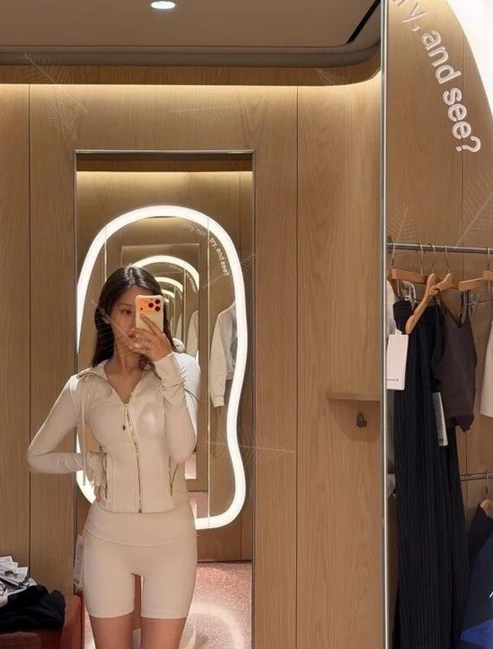 베이지색 옷 하나 입었을 뿐인데…문가영 '극세사 몸매'가 낳은 예상치 못한 후폭풍