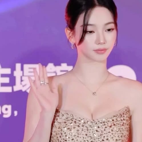"CG보다 더 완벽한 실물" 카리나 홍콩 시상식 초밀착 드레스