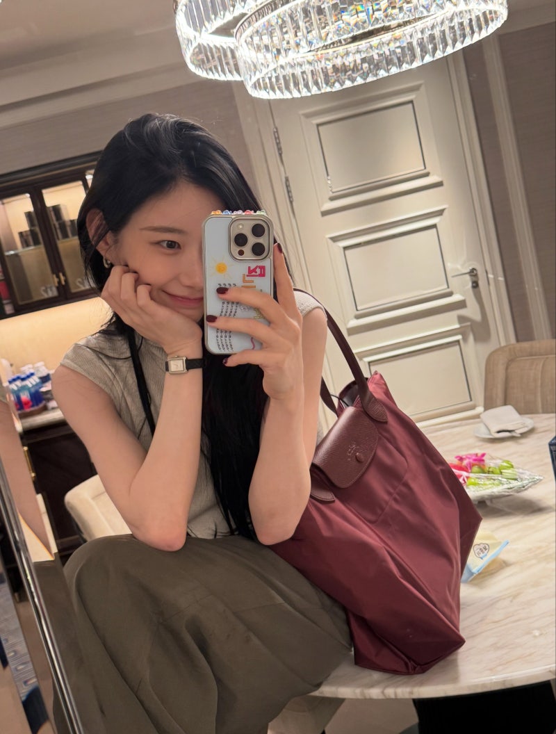 ITZY 채령 가방 어디 거? 편안한 사복에 든 27만원대 롱샴 ‘르 플리아쥬 원’