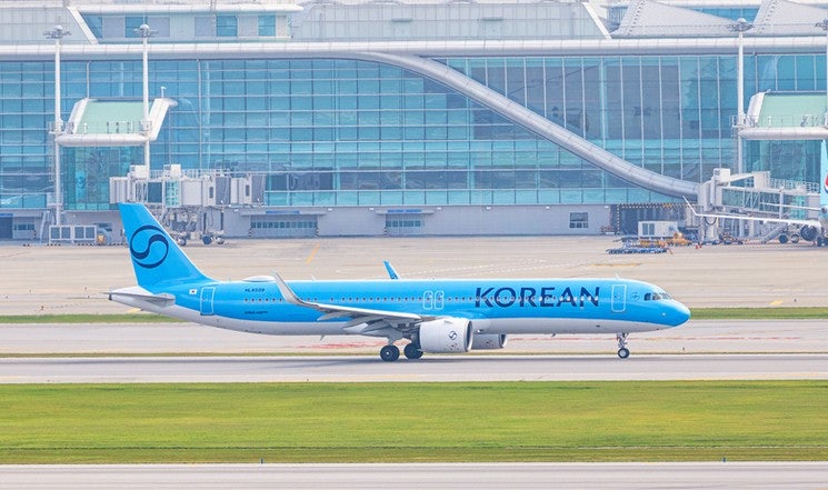 승무원 유니폼이 계급장? 대한항공·아시아나 통합 앞두고 터진 '청자색 vs 베이지색' 논란