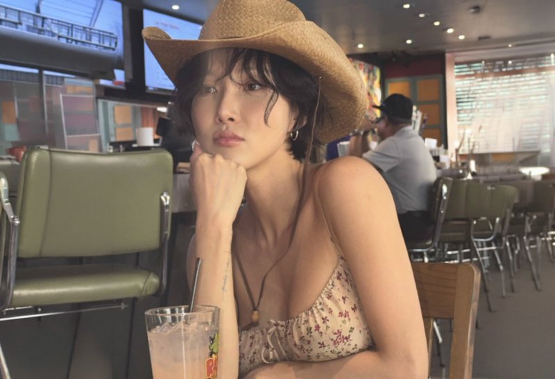 “눈길 가네” 마마무 화사 과감한 패션 화제…월드투어 무대 밖 모습은?