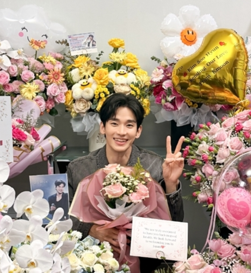 꽃다발 사이 다시 웃었다…김수현 활동 재개 환한 미소, 소속사 계정도 움직였다
