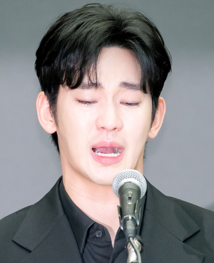 1년 동안 억울했던 누명의 시간을 이겨내고 <b>복귀</b>한 <b>김수현</b>...첫 공식....