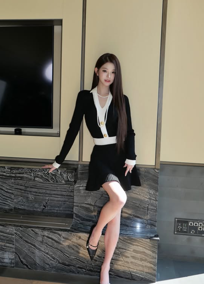 명품 가방보다 눈길 끈 10만원대 원피스...장원영 공항패션이 특별했던 이유