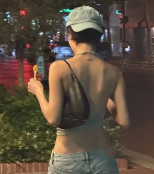 화사 등 근육이 화제? 텍사스 공연 직후 공개한 사진 한 장의 의미