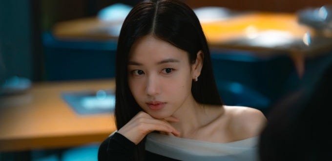 너 말고 다른 연애 스틸, 10년 연인의 마주치지 않는 시선…