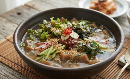깊고 진한 육수의 황금 비율! 차갑게도 따뜻하게도 맛있는 묵사발 레시피