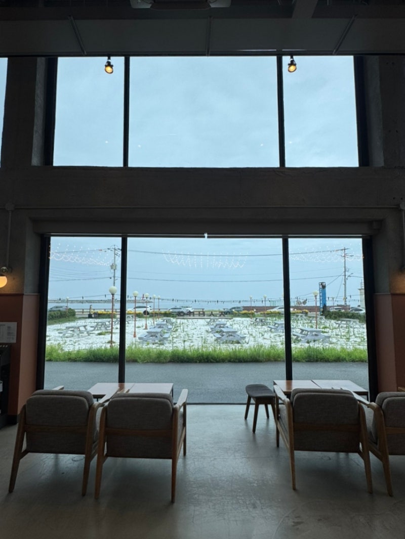Jumunjin, Gangneung: Ocean View Starbucks Cafe Near Goblin Filming Location