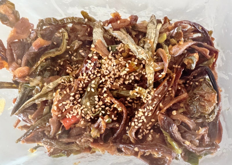 꼬들꼬들 깊은 감칠맛! 밥도둑 ‘말린 가지 & 말린 고추 볶음(조림)’ 레시피