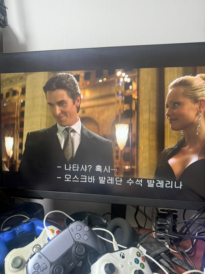 배트맨 다크나이트 크리스찬 베일 ㅋㅋ 슈트 입은모습 아메리칸 싸이코 생각나네 큭큭큭