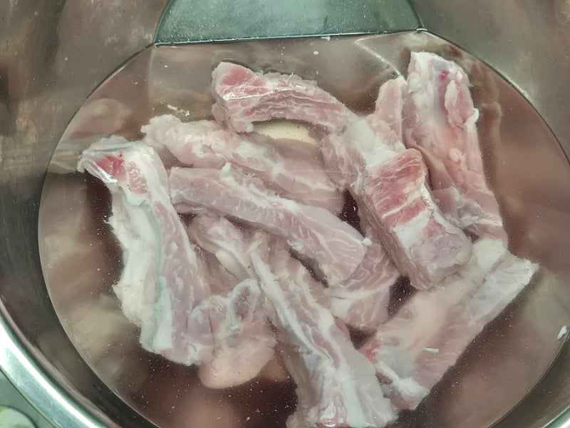 밥솥으로 뚝딱! 고기가 사르르 녹는 돌아기 무염 등갈비찜 레시피