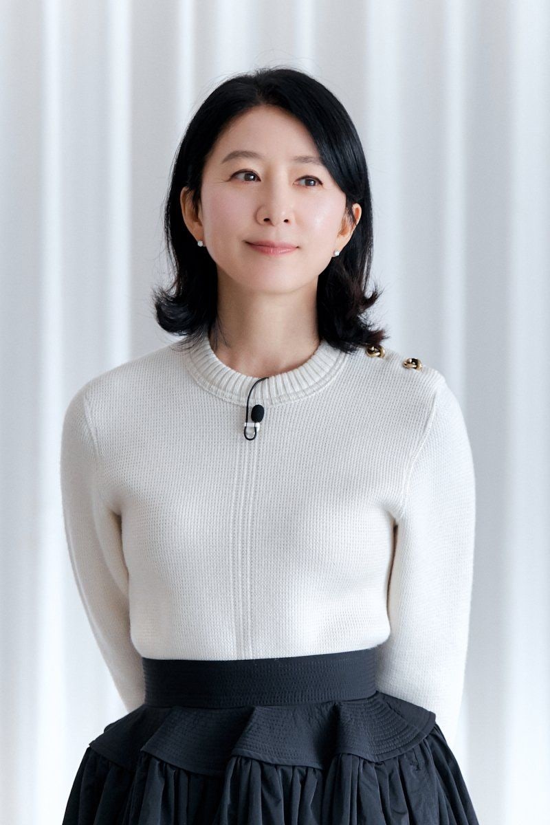 60대 김희애가 입었는데... "30대도 출근룩으로 따라 입는 패션"