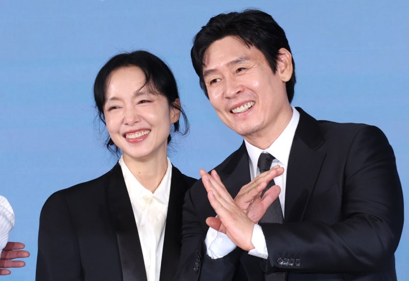 전도연이 설경구와 또 부부? 20년 만에 이창동 만난 '가능한 사랑'이 기대되는 이유