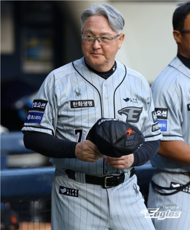 "재계약이라고?" 한화 팬들이 김경문 감독 거취 소식에 분노! 민심이 이렇습니다..   Rookie Tracker 2026. 8. 25. 12:03   이웃추가본문 기타 기능  한화 이글스 KBO리그국내야구 더보기 "팬들이 뒤집어-5