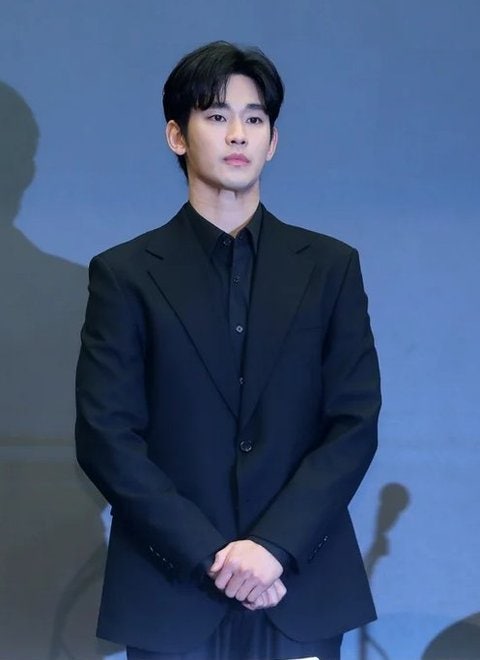 1년 만에 꽃다발 들고 환하게 웃은 김수현, 소속사가 직접 사진 올린 진짜 속내