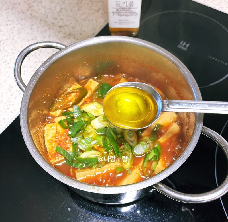 새우젓 두부찌개 레시피, 들기름 넣어 얼큰하고 고소하게