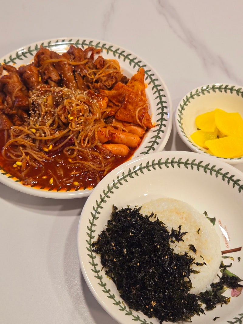 [내돈내산 밀키트] 청춘불판 튤립국물닭발 / 각종 사리와 곁들여 먹는 맛있는 닭발밀키트 / ....