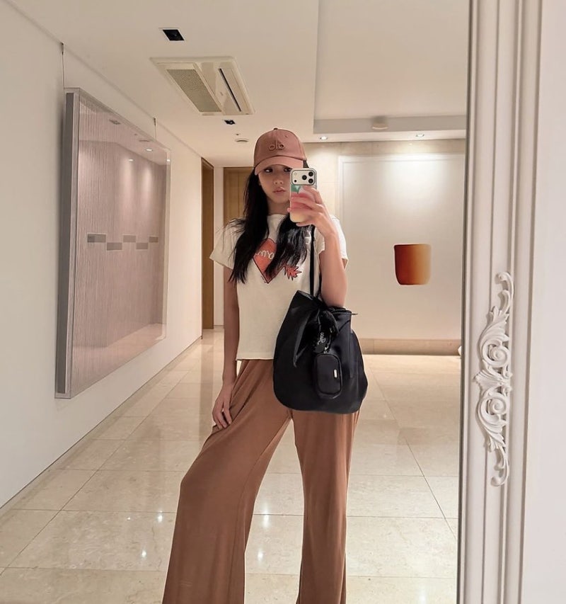 BLACKPINK ジスの自宅に飾られた20億ウォンの絵画一点…「ギャラリーか、見せびらかしか」と議論白熱