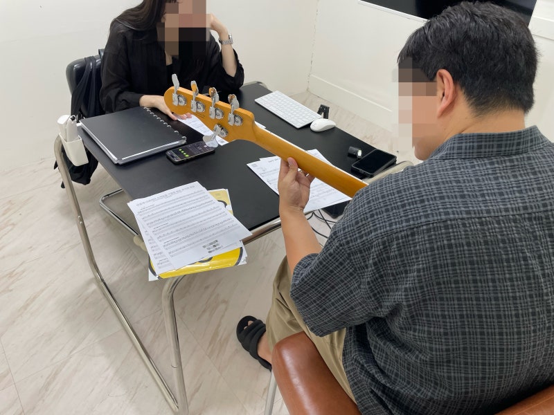 오늘은뮤직 창원점 어거스트밴드에서 베이스를 맡은 수강생의 연주 모습