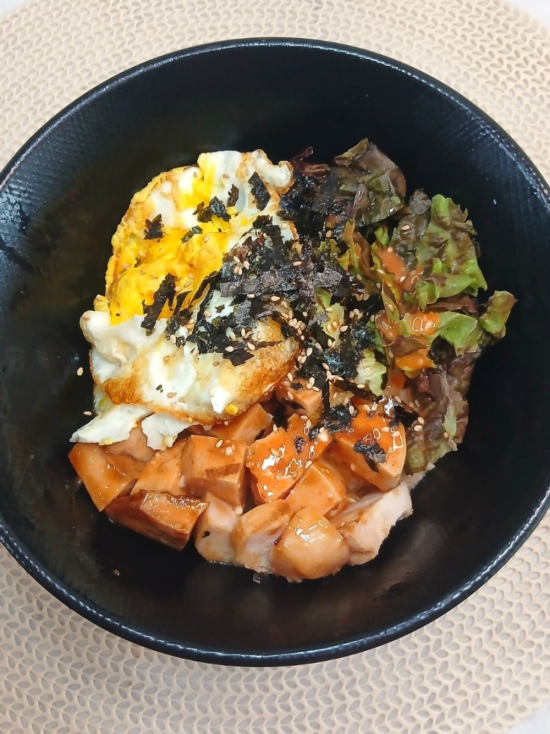 다이어트도 맛있게! 시판 닭가슴살과 스리라차 소스로 5분 만에 만드는 '스리라차 마요 닭가....