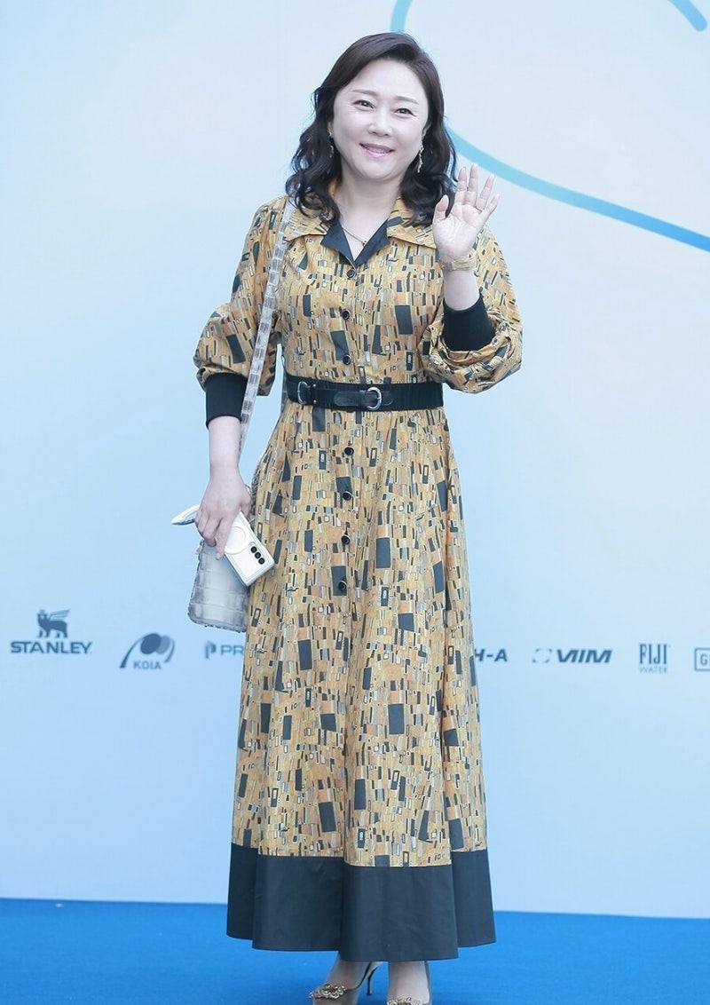 "아버지 손은 못 잡겠다며.." 남편과 함께 입장한 여배우.jpg