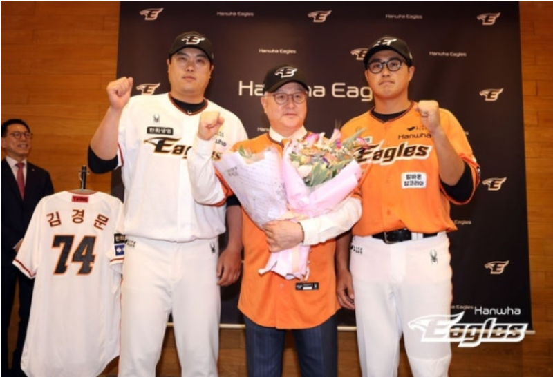 "재계약이라고?" 한화 팬들이 김경문 감독 거취 소식에 분노! 민심이 이렇습니다..   Rookie Tracker 2026. 8. 25. 12:03   이웃추가본문 기타 기능  한화 이글스 KBO리그국내야구 더보기 "팬들이 뒤집어-6