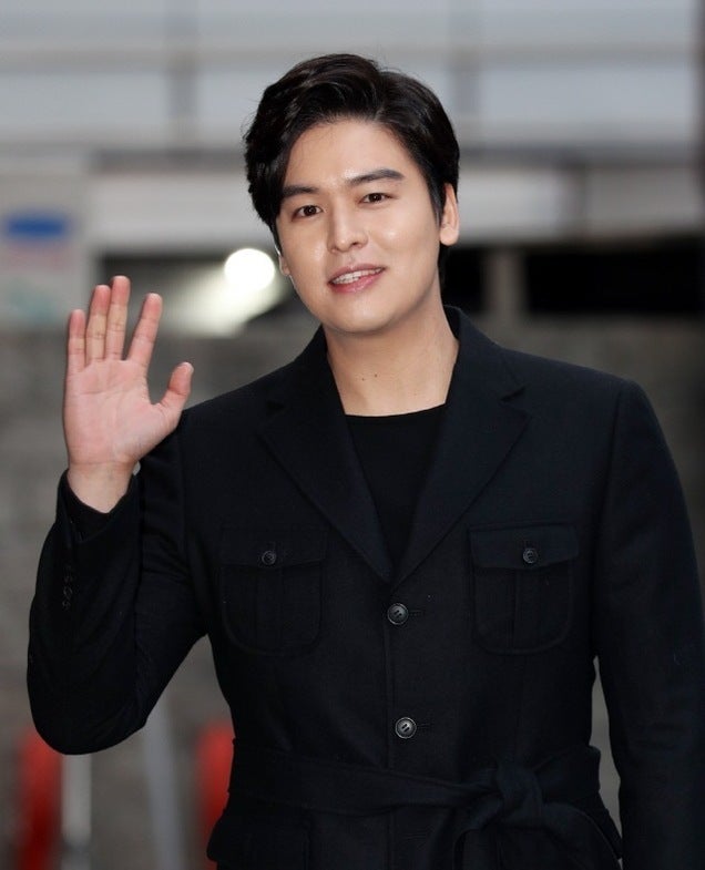"SNS를 직접 찾아 DM 보냈다더니.." 8살 차이, 7년 연애 끝에 결혼한 연예인.jpg