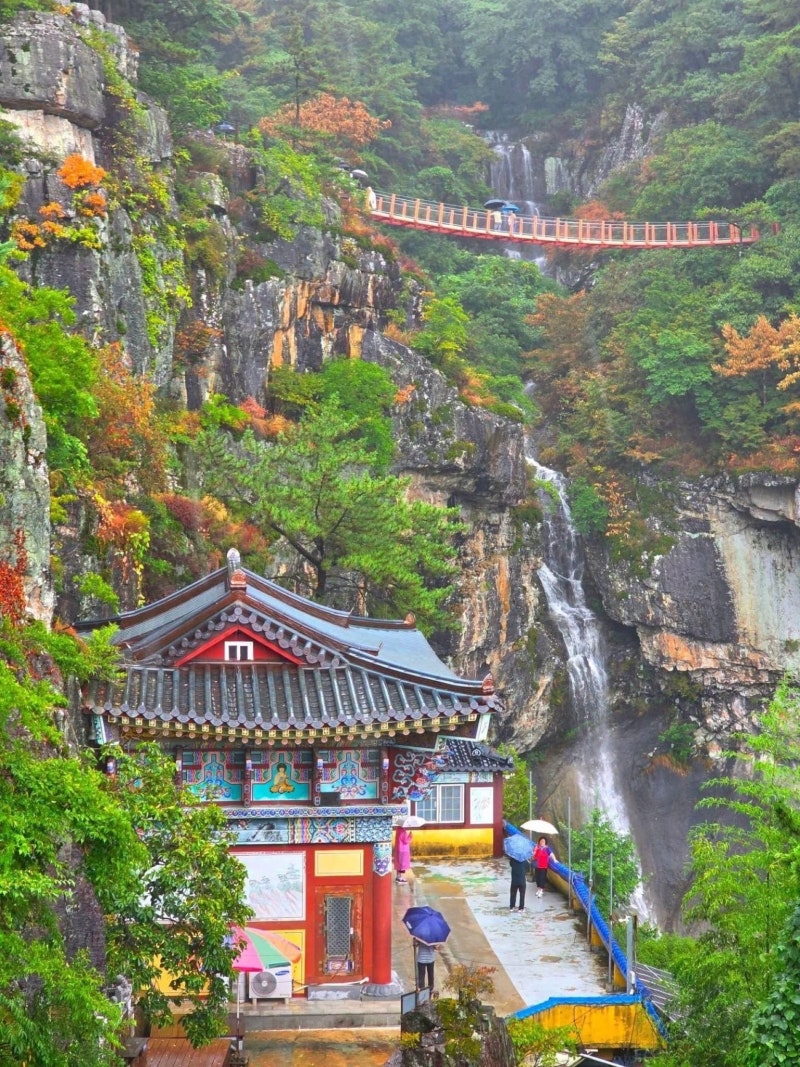 Gujeolsan Waterfall Hermitage in Goseong, Gyeongnam: A Hidden Gem with Spectacular Waterfalls and Suspension Bridge