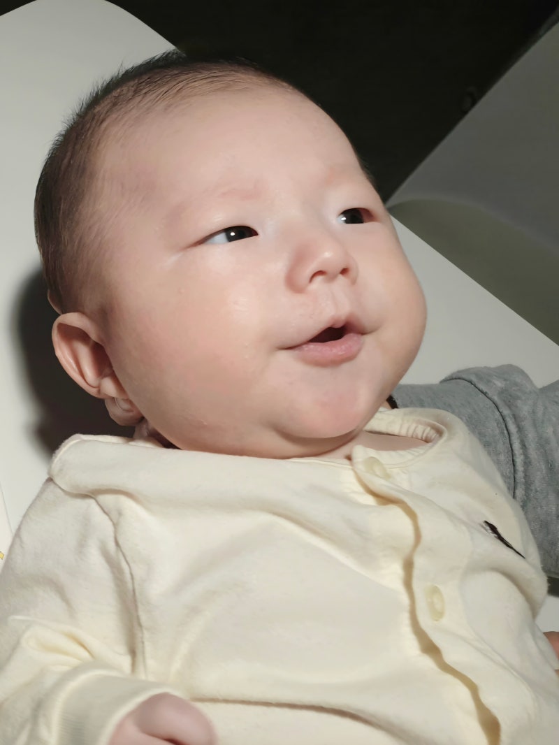 신생아 아기 좁쌀 여드름 얼굴 오돌토돌 어떻게 해야 할까