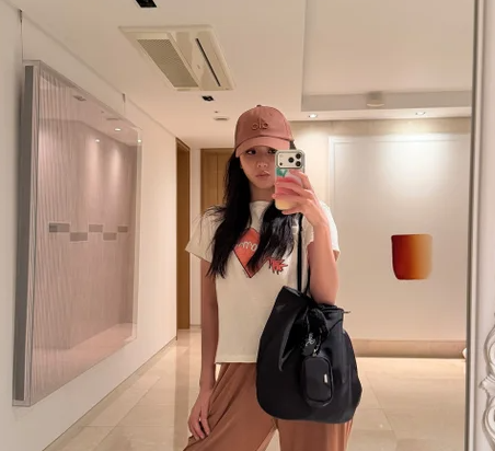 BLACKPINK Jisoo家中的數十億韓元畫作，一張自拍捕捉到20億韓元的藝術品…家簡直是美術館