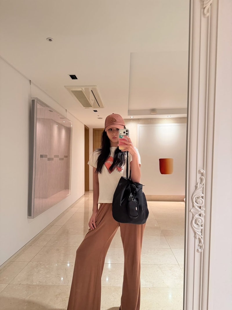 BLACKPINK ジスの自宅写真よりも目を引いた『これ』、推定価格は25億ウォン？