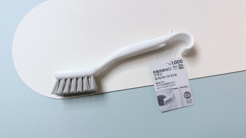 "샤워하면서 핑크물때 1초 컷" 다이소 1,000원 걸이형 청소솔