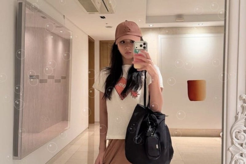 BLACKPINKジスの自宅、鏡セルフィー一枚に20億ウォンの絵画が？隠しきれなかった正体
