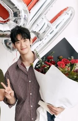 김수현, 마침내 웃었다…1년의 침묵 깨고 꽃다발 안은 그 순간
