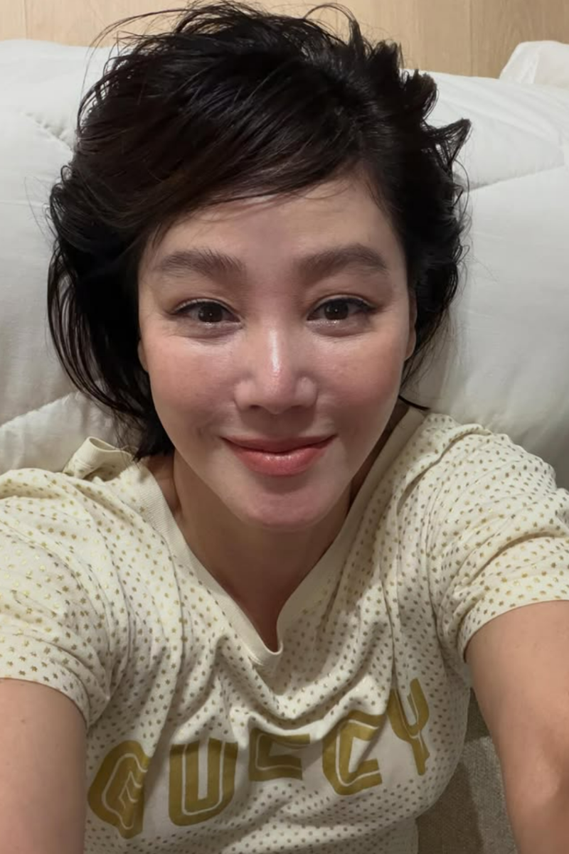 59세 김성령 헤어스타일, 짧게 자르니 더 세련돼 보이는 이유