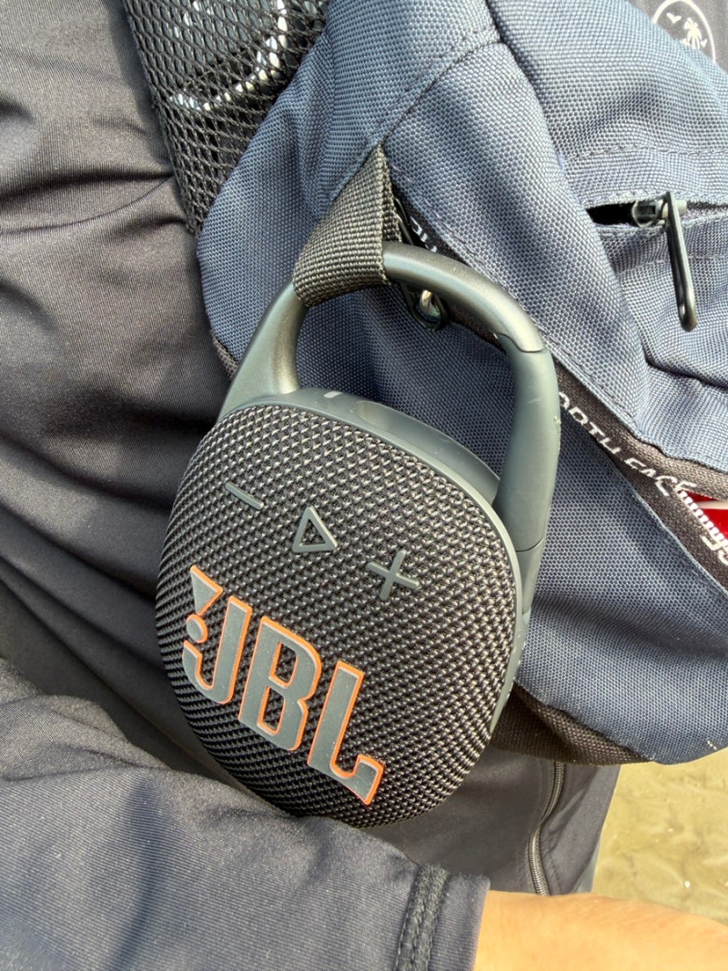 JBL 클립5 6개월 — 클립은 한 번도 안 빠졌는데 로고가 떨어졌습니다