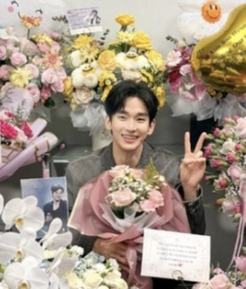 김수현, 공백기 깨고 나타났는데… 꽃다발보다 환한 미소에 팬들이 한 말