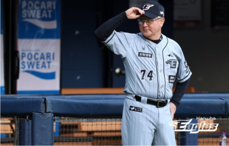 "재계약이라고?" 한화 팬들이 김경문 감독 거취 소식에 분노! 민심이 이렇습니다..   Rookie Tracker 2026. 8. 25. 12:03   이웃추가본문 기타 기능  한화 이글스 KBO리그국내야구 더보기 "팬들이 뒤집어-4