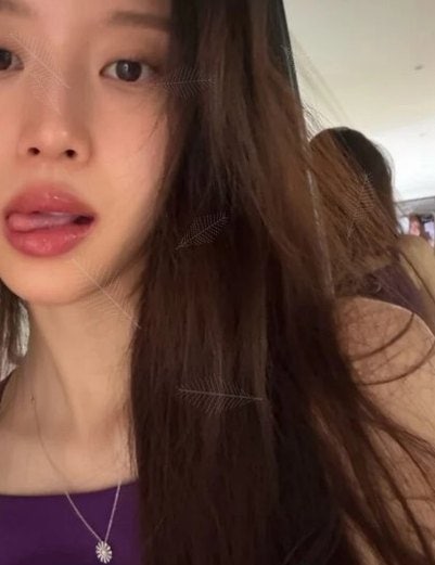 "보정 아니냐"는 말까지 나온 극세사 몸매…문가영 피팅룸 셀카가 이렇게 뜬 진짜 이유
