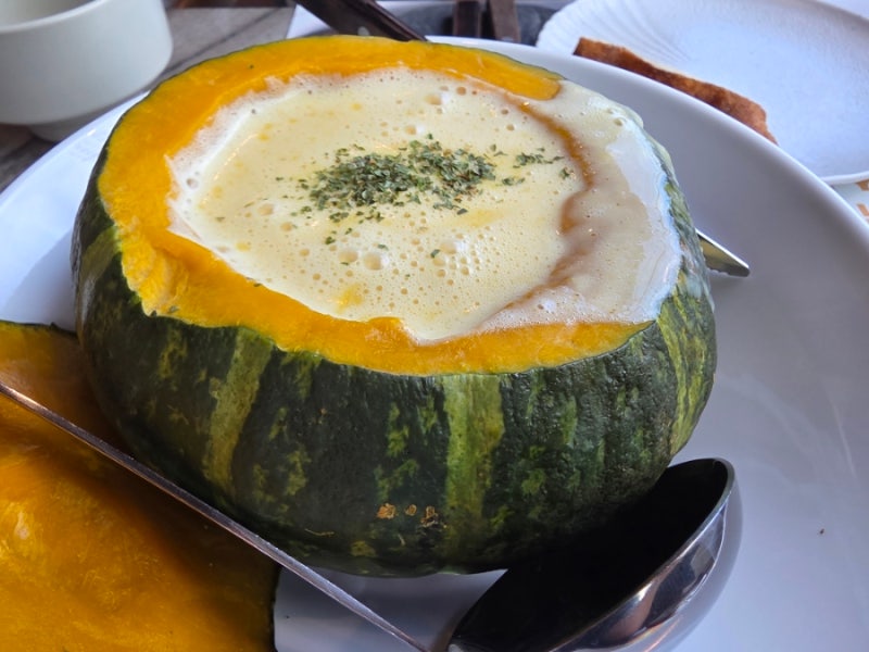 용산 용리단길 브런치카페 닥터로빈 단호박스프 브런치 샐러드 파스타, 인원수 많은 모임 장....
