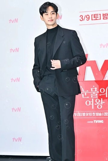 김수현, 꽃다발 안고 환하게 웃었다…1년 만에 드러난 소속사의 '이' 뜻